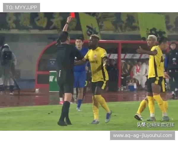 足球被拖拽倒地引发争议裁判判罚焦点成为赛后热议话题